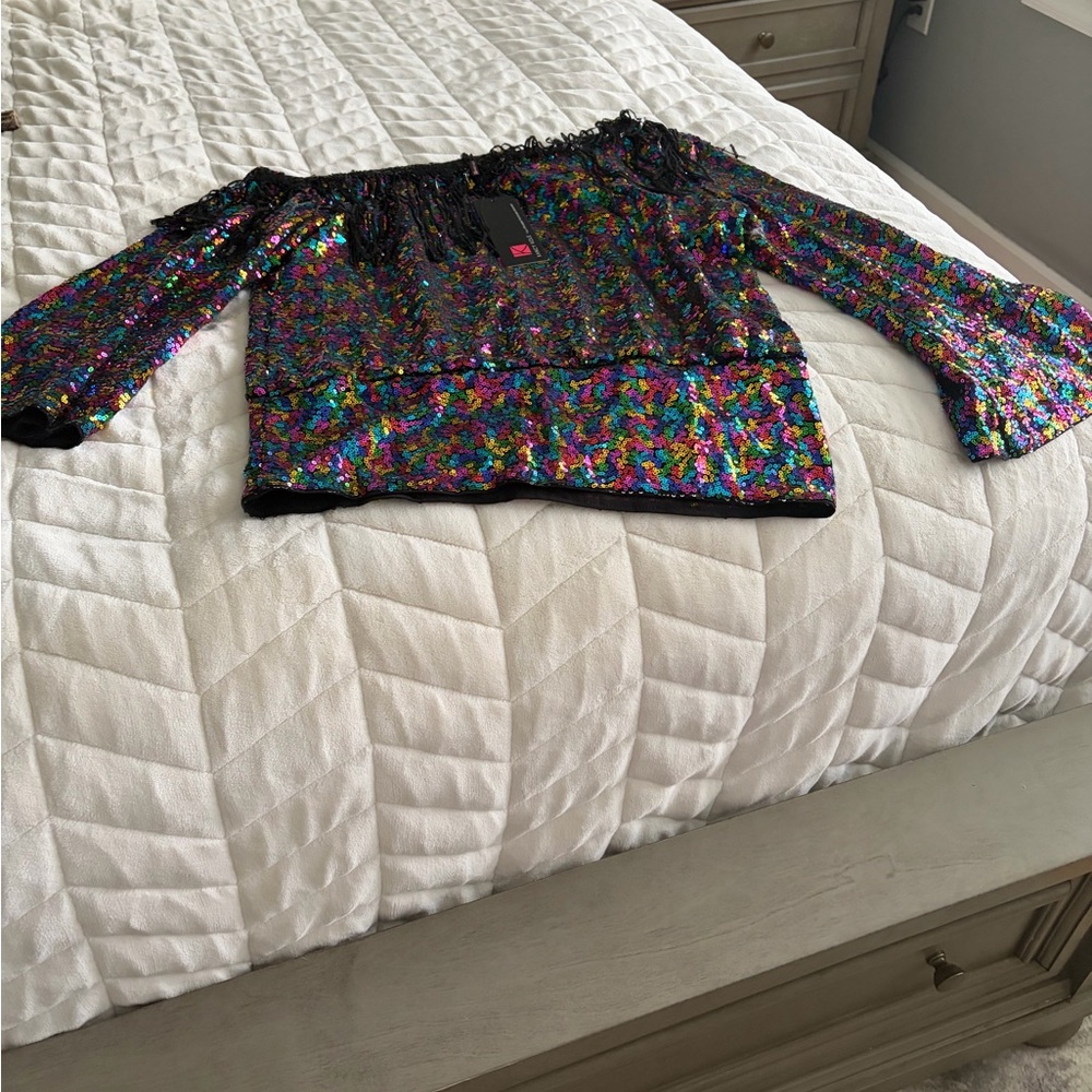Beautiful and vibrant top. Size Medium. NWT.